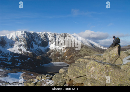 Hill-Walker Blick auf Loch Corrie und Schnee bedeckt Gipfel des Lochnagar Cac Carn Beag ganz rechts ein Munro Aberdeenshire Stockfoto
