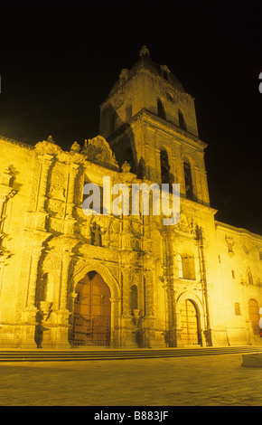 Blick auf die Haupteingangsfassade und den Turm der Kirche San Francisco, beleuchtet mit gelben Straßenlaternen bei Nacht, Plaza San Francisco, La Paz, Bolivien Stockfoto