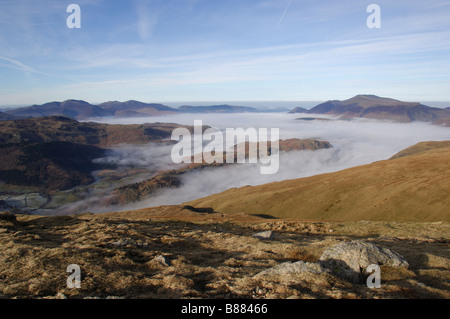 Morgennebel über St. Johns in das Tal von Watsons Dodd mit Skiddaw in der Ferne englischen Lake District Cumbria Stockfoto