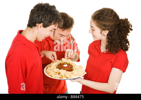 Kellnerin serviert Vorspeisen zu einer Fußball-Party isoliert auf weiß Stockfoto