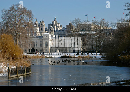 Blick von St. James Park über den See nach alten Admiralität Gebäude, Whitehall, London, im Winterschnee. Stockfoto