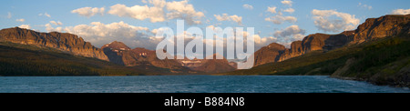 Panorama-Foto von einem schönen Sonnenaufgang über St. Marien-See und die Berge im Hintergrund in Glacier Nationalpark Stockfoto