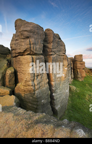 Gritstone Felsvorsprung auf Bridestones Moor in The South Pennines in der Nähe von Todmorden Calderdale West Yorkshire UK Stockfoto