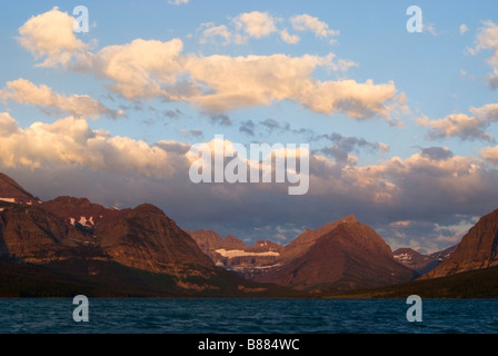 Sonnenaufgang über St. Marien-See und die Berge im Many Glacier, Glacier Nationalpark Stockfoto