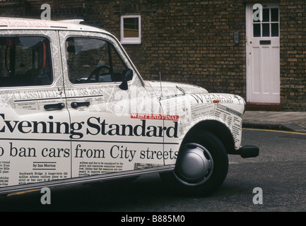 Austin FX4 Taxi gemalt mit Zeitung drucken London England UK Stockfoto