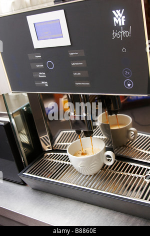 Nahaufnahme von Kaffee Maschine und Tasse cappuccino Stockfoto