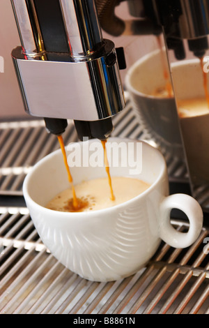 Nahaufnahme von Kaffee Maschine und Tasse cappuccino Stockfoto