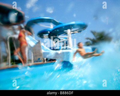 junge Rutschen auf der Wasserrutsche Stockfoto