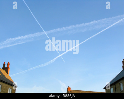 Kondensstreifen-Überquerung im Himmel Stockfoto