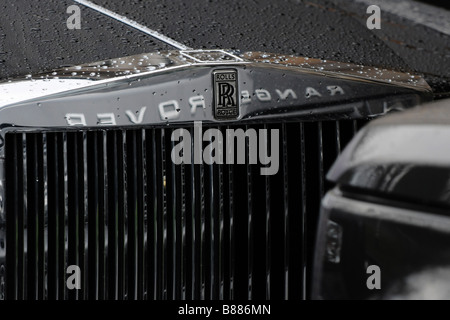 Rolls Royce Phantom mit Range Rover Reflexion auf grill Stockfoto