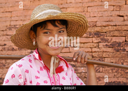 Mädchen mit Thanaka auf Gesicht, Bagan (Pagan), Myanmar (Burma) Stockfoto