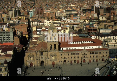 Die Calle Sagarnaga Street befindet sich links von der Kirche, La Paz, Bolivien Stockfoto