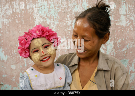 Mutter und Tochter mit Thanaka auf Gesicht, Amarapura, Mandalay, Myanmar (Burma) Stockfoto