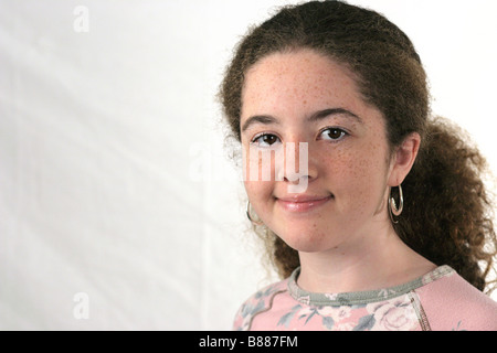 Zuversichtlich Teengirl Kopfschuss auf weißem Hintergrund Stockfoto