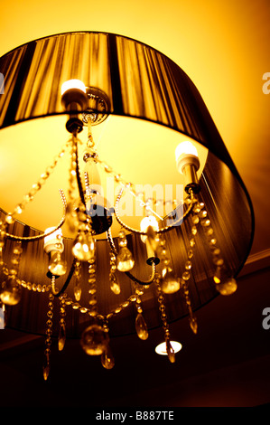 Nahaufnahme von Kristall-Licht an der Decke hängen Stockfoto