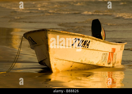 Mexiko SINOLA Zustand MAZATLAN bunte Fischerboot am Strand. Goldenen Zone. Stockfoto