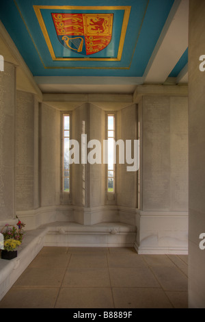 Luft zwingt Memorial Runnymede zwei Spitzbogenfenster Platten mit Inschriften & Wappen des Vereinigten Königreichs Stockfoto