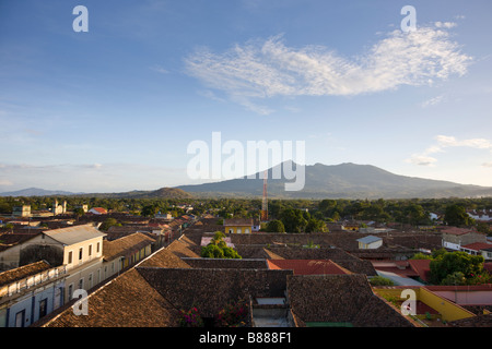 Auf der Dachterrasse Blick auf Granada, Nicaragua mit der Mombacho Vulkan im Hintergrund abzeichnen. Stockfoto