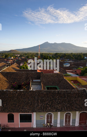 Auf der Dachterrasse Blick auf Granada, Nicaragua mit der Mombacho Vulkan im Hintergrund abzeichnen. Stockfoto