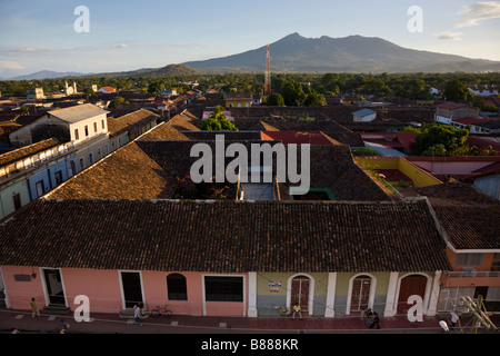 Auf der Dachterrasse Blick auf Granada, Nicaragua mit der Mombacho Vulkan im Hintergrund abzeichnen. Stockfoto