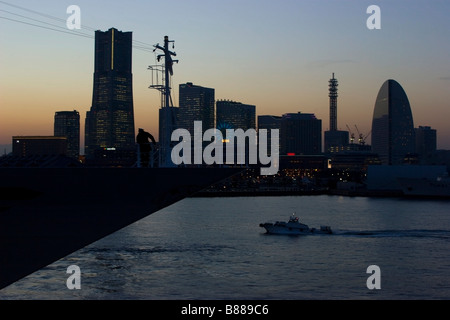 Ein Crew-Mitglied vom Kreuzfahrtschiff Asuka 2 steht am Bug des Schiffes anschickt, die Yokohama International Passagier zu verlassen Stockfoto