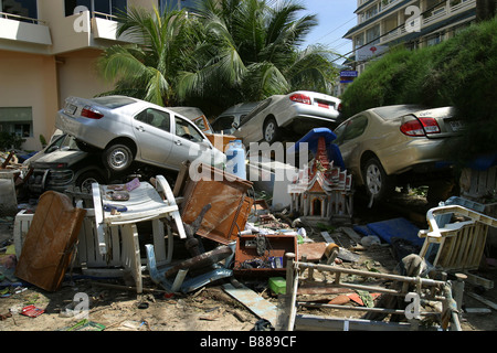 Fahrzeuge in einem Holiday Inn Parkplatz aufgeschichtet, nach dem 26. Dezember 2004 Patong Beach auf der Insel Phuket, Thailand Tsunami. Stockfoto
