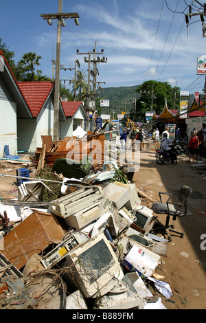 Trümmer Linien die Straßen als verschiedene Objekte wurden mit dem Tsunami mitgerissen, die Patong Beach auf der Insel Phuket, Thailand getroffen. Stockfoto