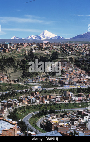 Blick über einige der Hangviertel von La Paz über der Autopista und einen Teil von El Alto zum Berg Huayna Potosi, Bolivien Stockfoto