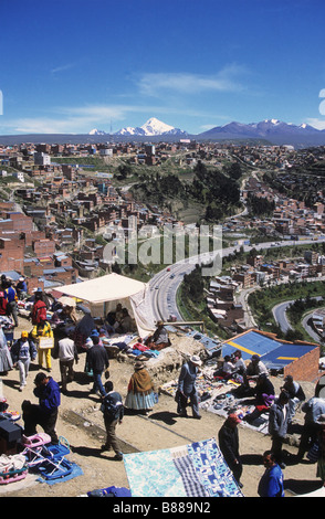 Markttag in El Alto, Mt Huayna Potosi (Mitte) und Mt Chacaltaya (R) im Hintergrund, La Paz, Bolivien Stockfoto