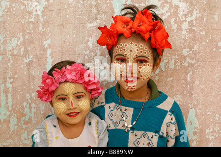 Junge Mädchen mit Thanaka-Designs auf Gesicht, Amarapura, Mandalay, Myanmar (Burma) Stockfoto