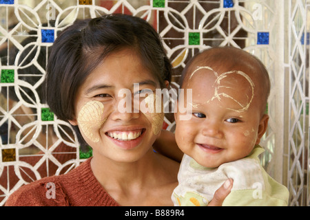 Mutter und Kind mit Thanaka auf Gesicht, Mandalay, Myanmar (Burma) Stockfoto