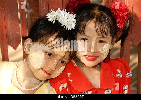 Junge Mädchen mit Thanaka auf Gesicht, Mandalay, Myanmar (Burma) Stockfoto