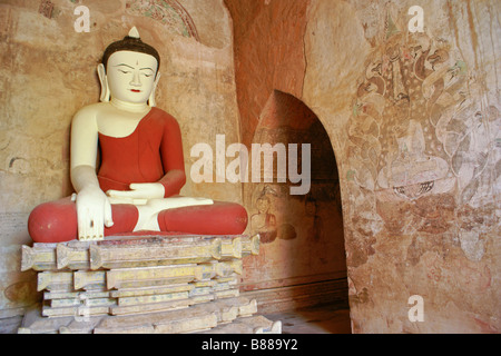 Buddha-Statue in der Nische des Tempels, Bagan (Pagan), Myanmar (Burma) Stockfoto