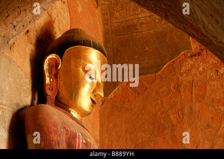 Buddha-Statue in der Nische des Tempels, Bagan (Pagan), Myanmar (Burma) Stockfoto