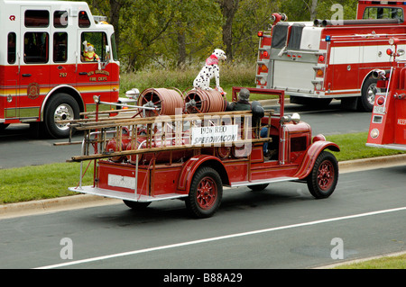 Eine antike Feuerwehr Fahrzeug wird in einer Feuer-Muster-parade Stockfoto