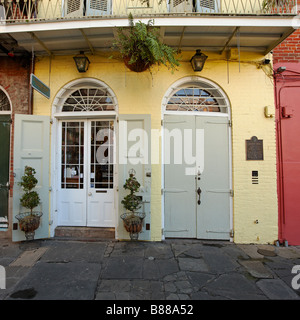 Eingangstür eines Hauses in der Piratenallee 624 in New Orleans, wo der berühmte Schriftsteller William Faulkner 1925 lebte. New Orleans, Louisiana, USA. Stockfoto