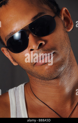 Porträt des jungen trendigen afrikanischen Mann mit Sonnenbrille Stockfoto