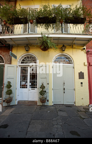 Fassade des Hauses in der 624 Pirate's Alley in New Orleans, wo der berühmte amerikanische Schriftsteller William Faulkner 1925 lebte. Louisiana, USA. Stockfoto