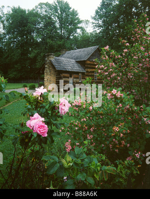 NORTH CAROLINA - Pionier Gehöft entlang der Oconaluftee River Trail in Great Smoky Mountains National Park. Stockfoto