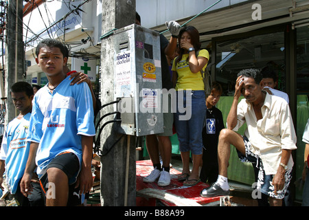Leute zu beobachten und als Rettungskräfte Suche nach Leichen reagieren, nachdem der Tsunami Patong Beach, Phuket Thailand zerstörte. Stockfoto