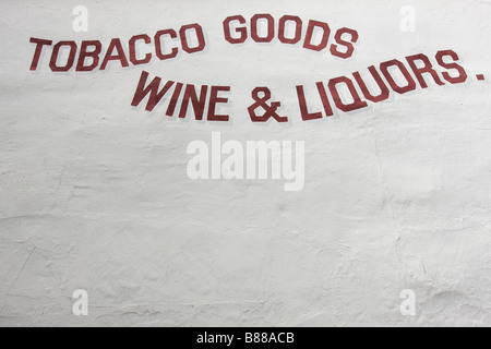 Werbung an der Wand eines alten altmodischen Tabak und Liqour Shop. Old Town San Diego, Kalifornien, USA. Stockfoto