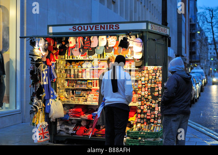 Souvenir-Stand in der Oxford Street London Vereinigtes Königreich Stockfoto