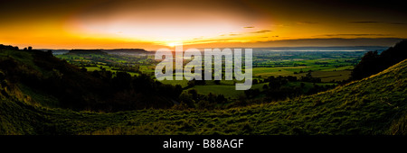 Einen Panoramablick über den Severn Vale von Cotswold Böschung am Coaley Peak Picknickplatz, Frocester Hill, Gloucestershire Stockfoto