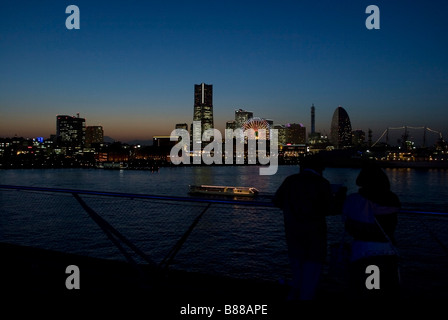 Ein paar Blick über das Wasser zum Bereich Minato Mirai von Yokohama Japan Stockfoto