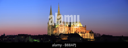 CHARTRES KATHEDRALE NOTRE DAME BEI NACHT Stockfoto