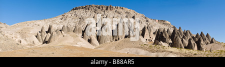 Feenkamine und Taubenschläge oben Selime. Ein Cluster von surreal Rock-Kegel-Cluster auf dem Hang unterhalb eines Hügels Stockfoto