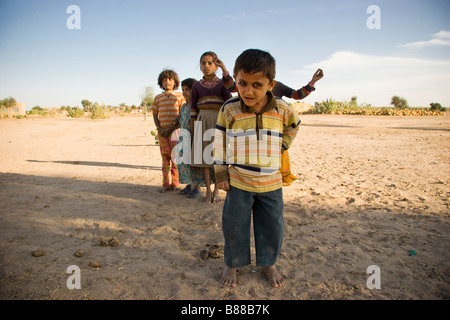 Lokalen indischen Dorfkinder Khuri Wüste Rajasthan Indien Stockfoto