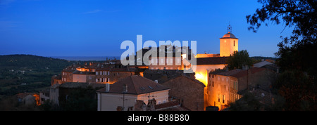 DORF VON RAMATUELLE IN DER NACHT Stockfoto