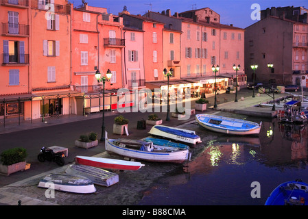 SAINT TROPEZ HAFEN BEI NACHT Stockfoto