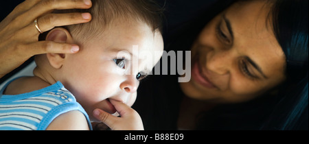 Liebevolle Mutter und baby Stockfoto